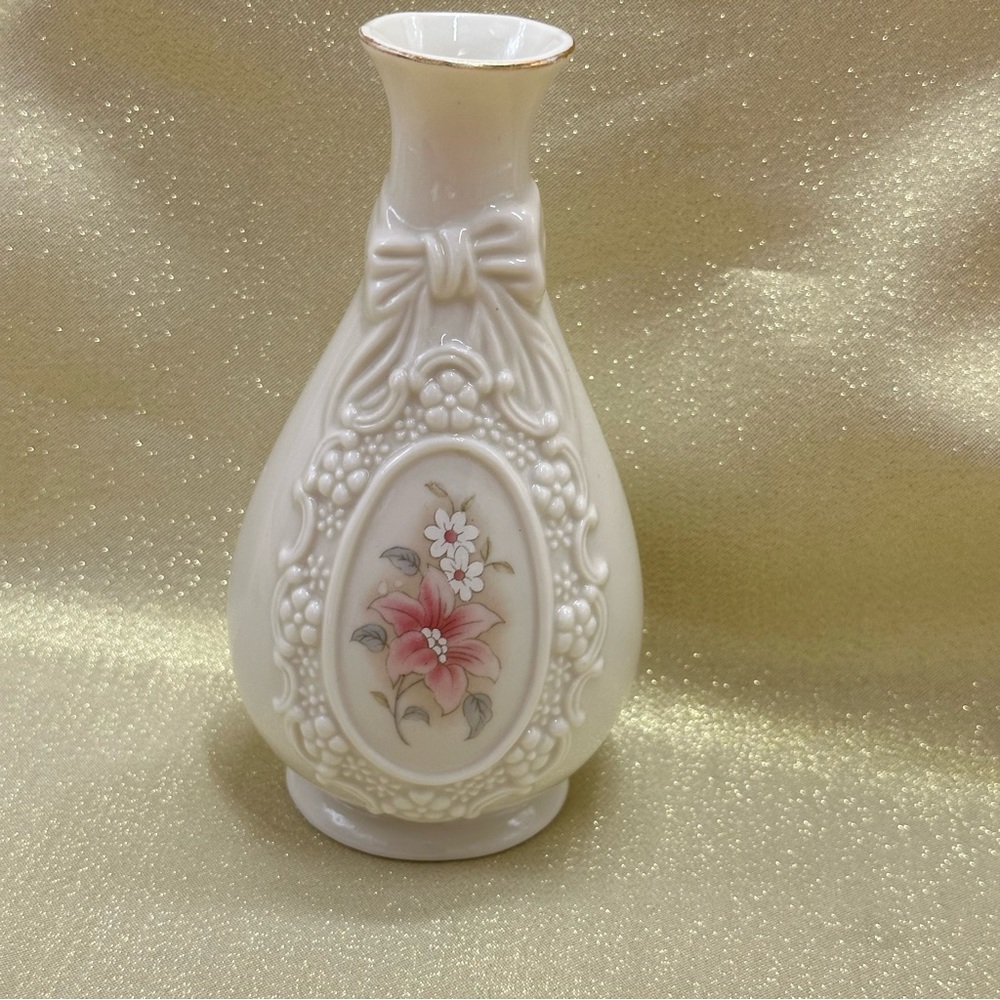 Royal heritage collection Cameo porcelain mini vase vtg